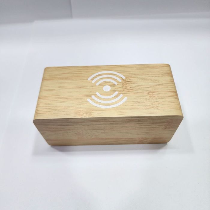 Деревянные LED часы с беспроводной зарядкой

Многофункциональные час