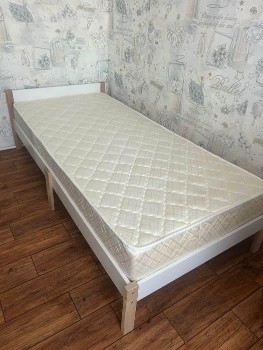 Продам кровать с матрасом, стол и стулья.