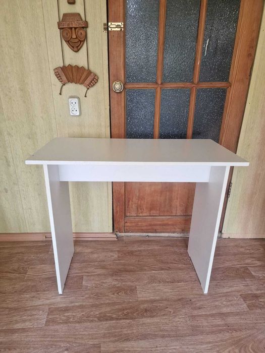 Стол белого цвета для маникюра