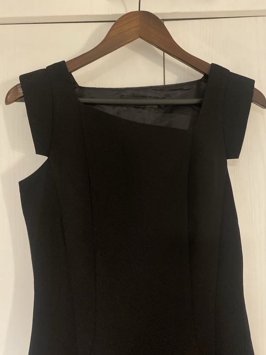 Класическа черна рокля – изчистена и елегантна