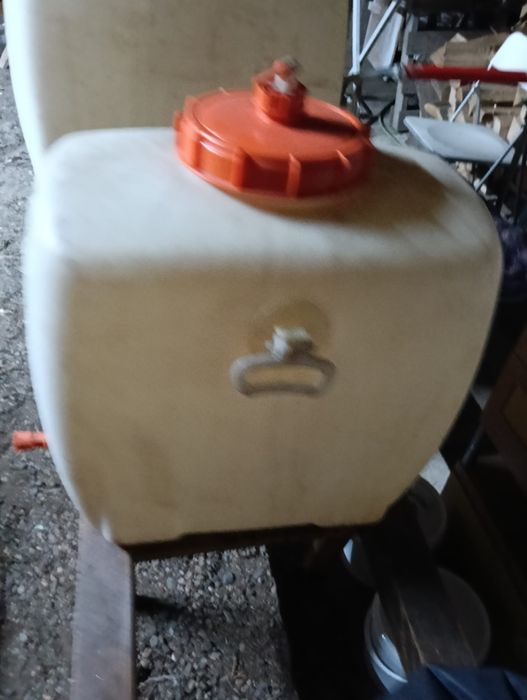 Vând butoi de plastic de 100 L și 200 L