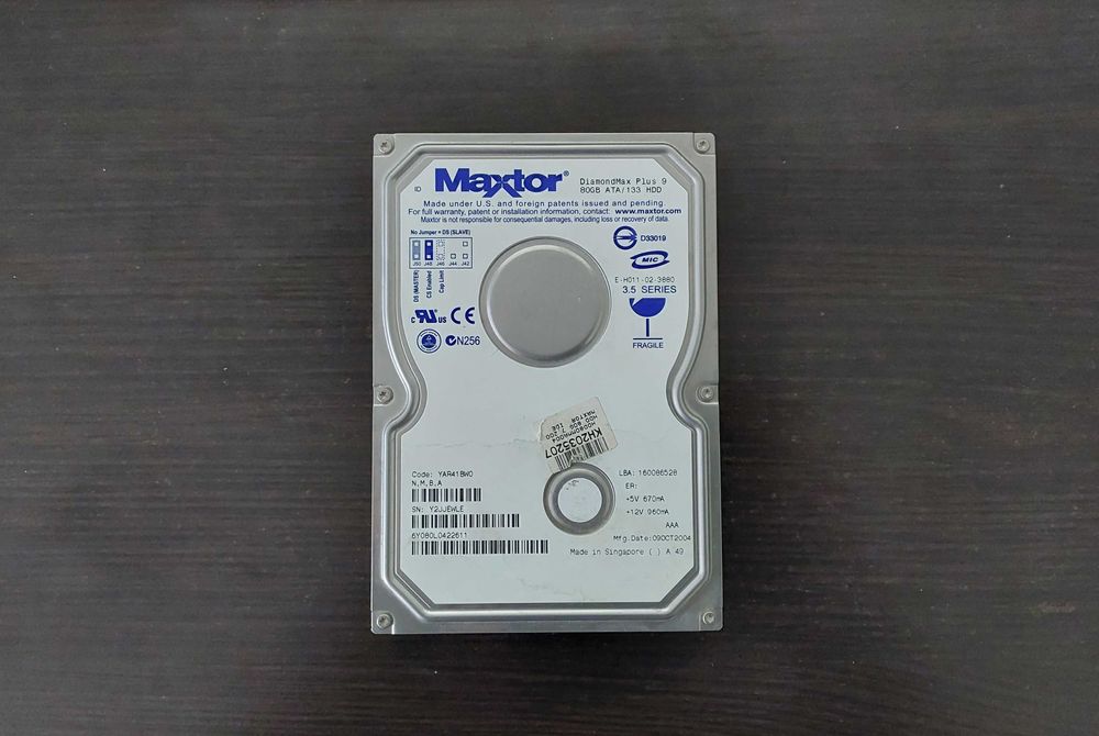 HDD 80GB IDE, placa video AGP, floppy, CD-ROM, Creativ soundblaster