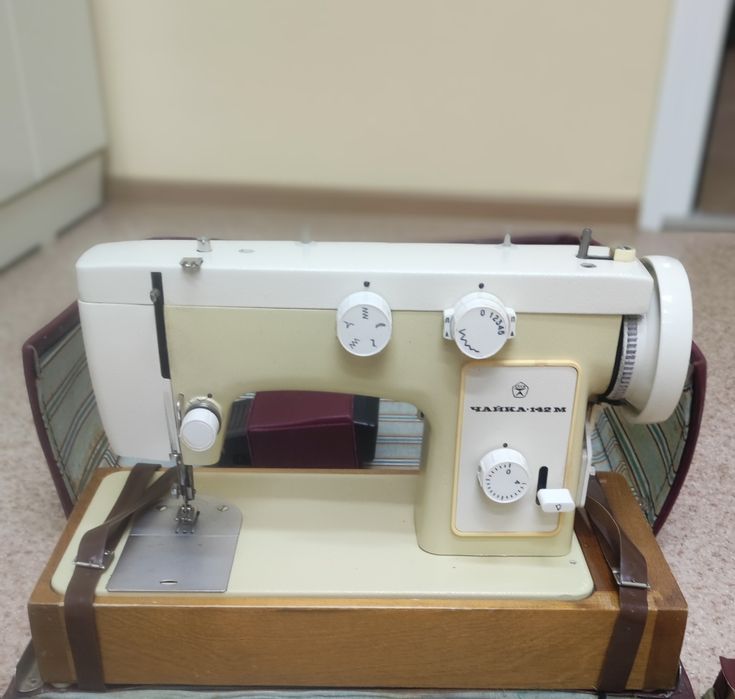 Продам швейную машинку Чайка 142-М, с электроприводом.

 Машинка Б/У,
