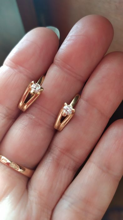Продам золотые серьги с бриллиантами