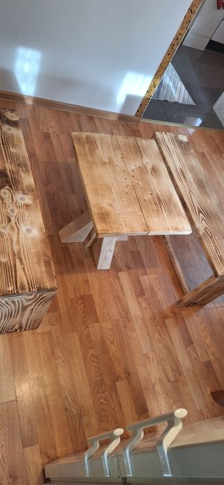 Маса и пейка от масивно дърво