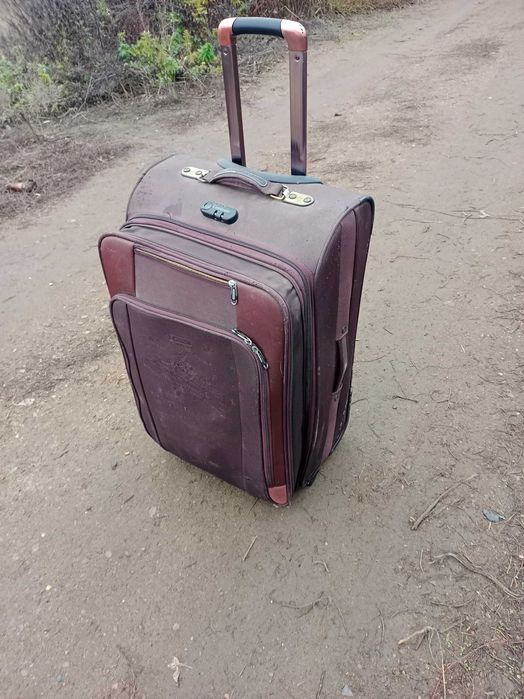 Продам чемодан, достойный путешественника с характером