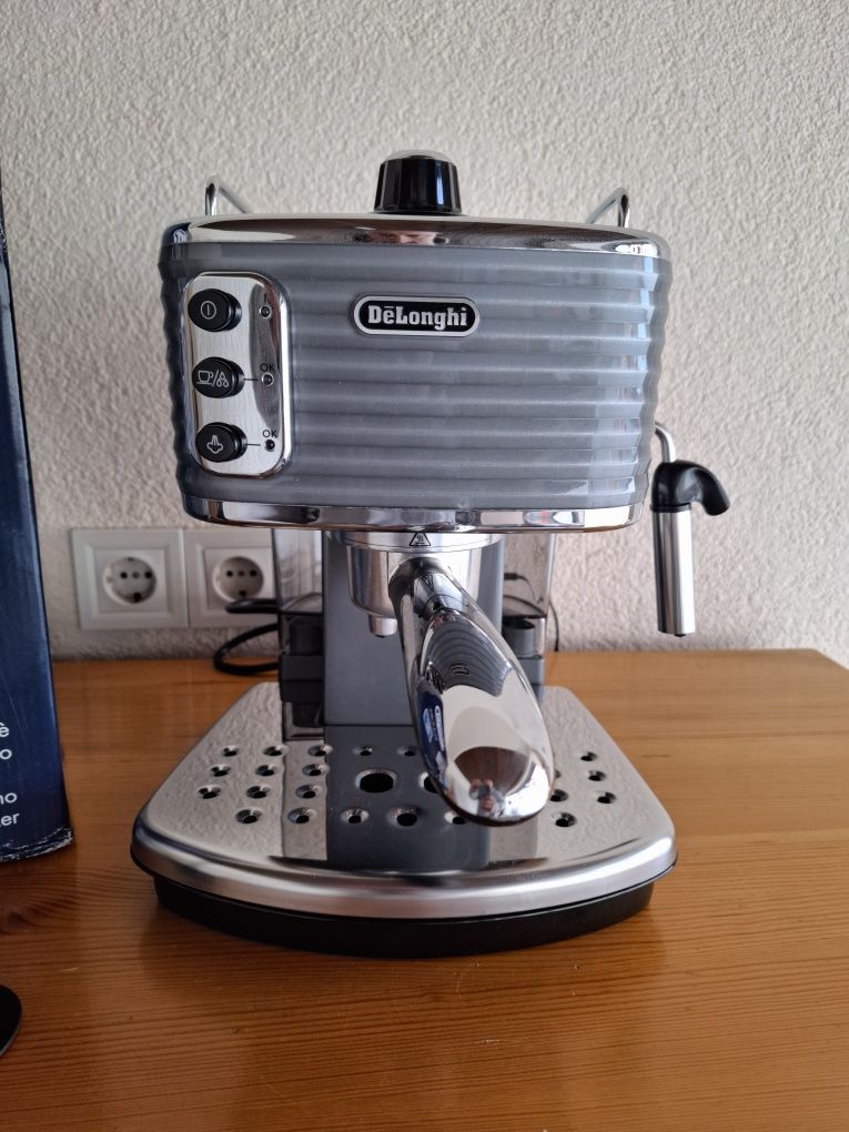 Кафемашна с ръкохватка De'Longhi SCULTURA ECZ351.GY, 1100w,3 цедки