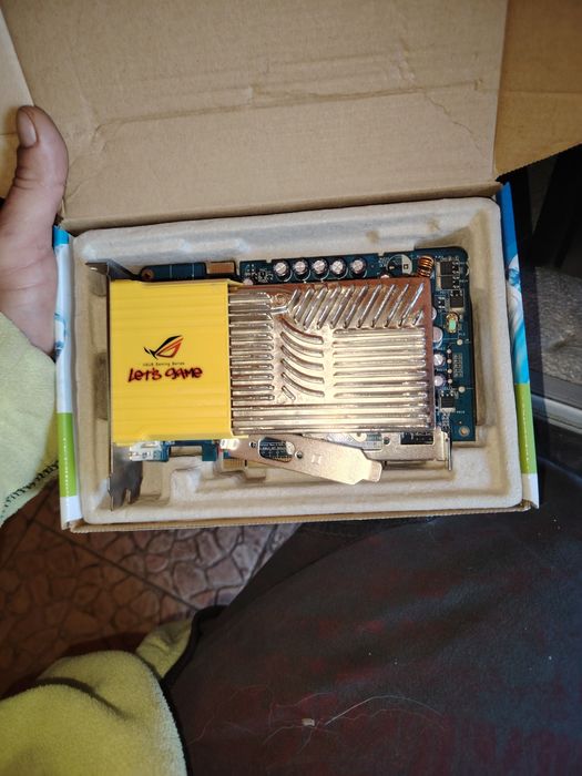 Unități de PC cu placa de baza și procesor, monitoare