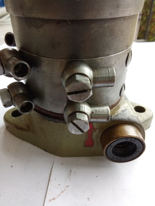 Маслена помпа за смазване принудително на търкалящи,плъзгащи елементи