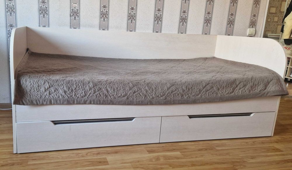 Кровать односпальная. размер 195×90. с выдвижными ящиками