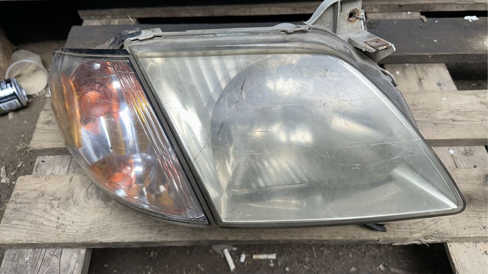 Фар Мазда MPV 99-04