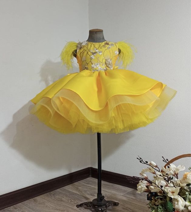 Продаю детские платья на возраст 2-3-4 года