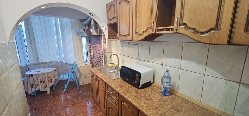 Vind Garsoniera ,mobilata 40.mp,In ROMAN-Str Roman Musat.Mobilata