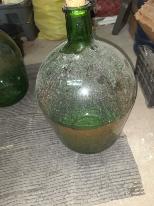 Продаётся бутылку очень старая со времён СССР