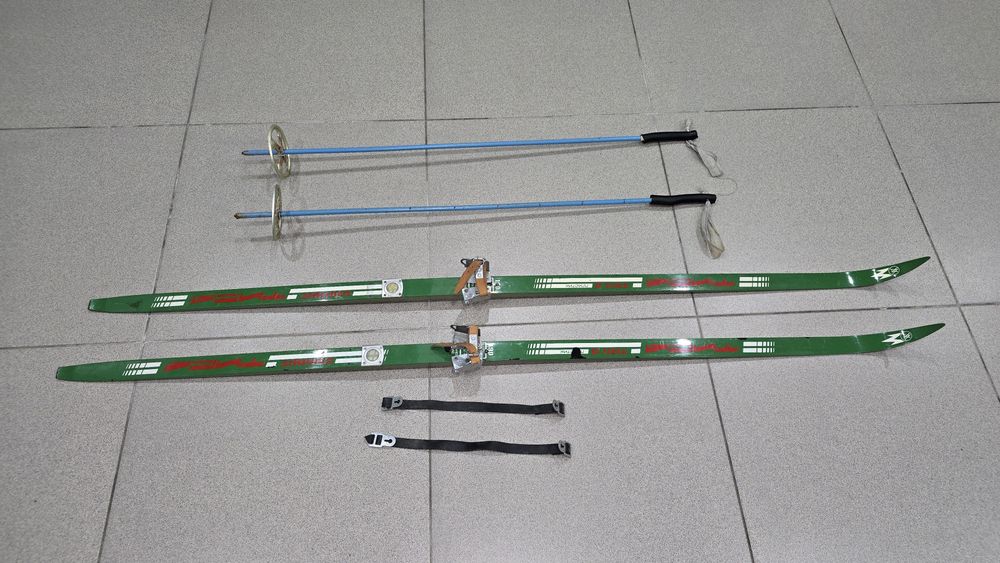 Продам лыжи Спринт, пластик, в комплекте, б/у, в отличном состоянии.