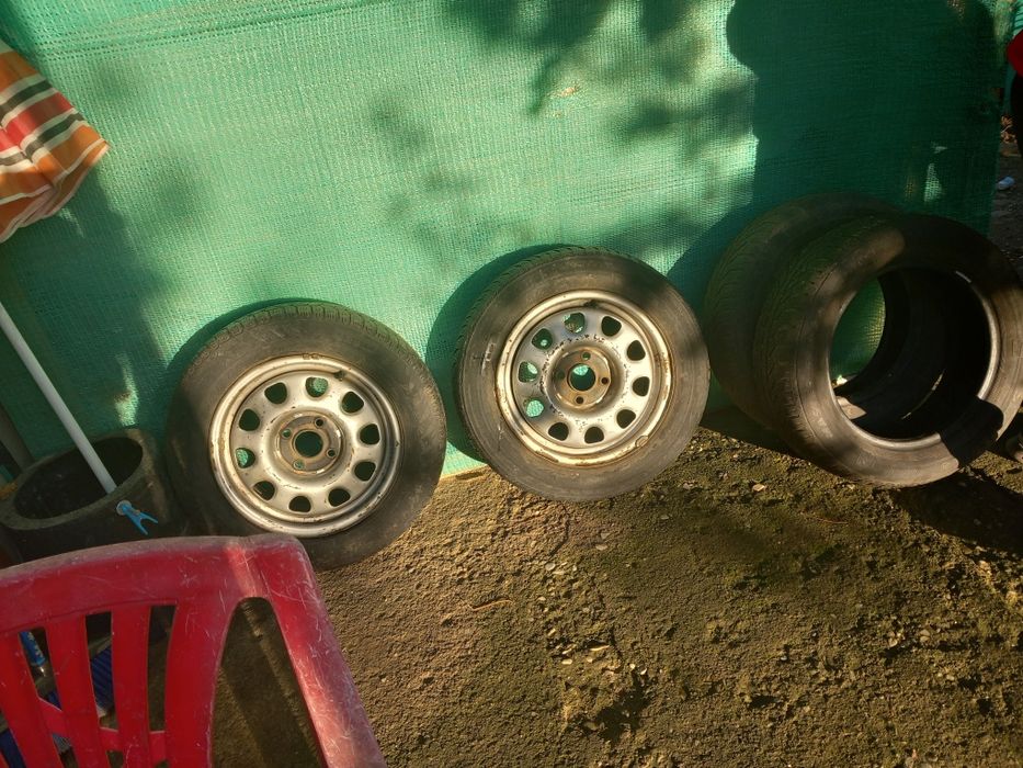 Vând 2 jante cu cauciucuri și scaun auto copii