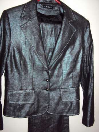 Продавам дамски костюм Credo