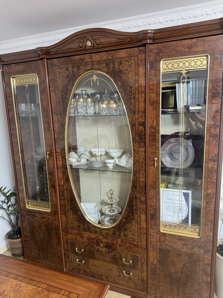 Продам сервант, стол, стулья