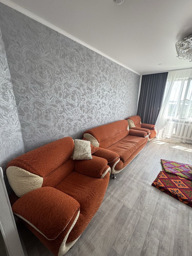 Продам мягкий уголок  срочно (диван и 2 кресла)