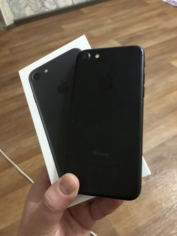 Продам IPhone 7 32G в идеальном состяннии все работает