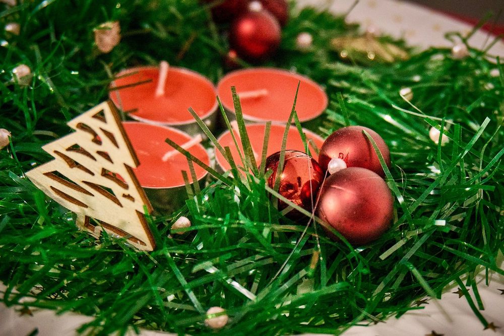 Golden Candle Wreath – Decorațiune handmade de Crăciun