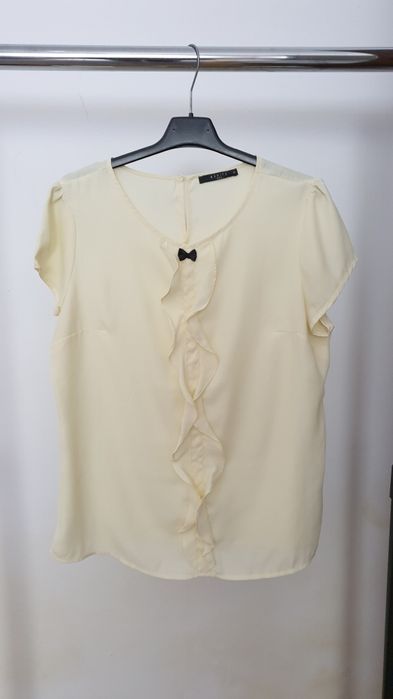 Bluză elegantă crem cu volane și fundiță neagră – Mohito, mărimea M