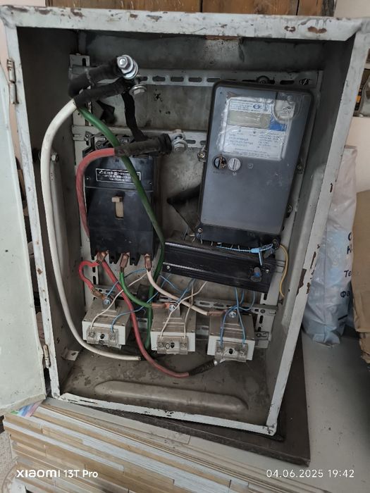 Электрощит в полном комплекте в рабочем состоянии