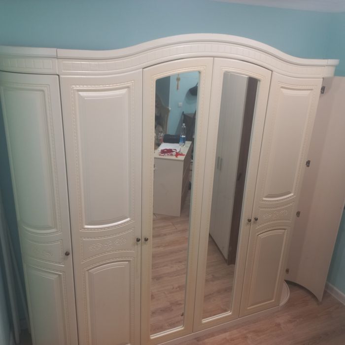 Продам шкаф, камод, тумбочки и зеркало.