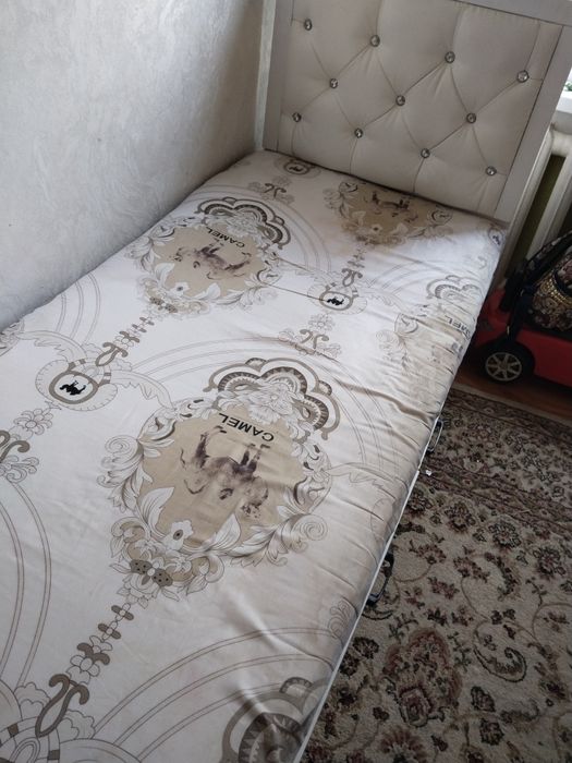 2 кровати белого цвета