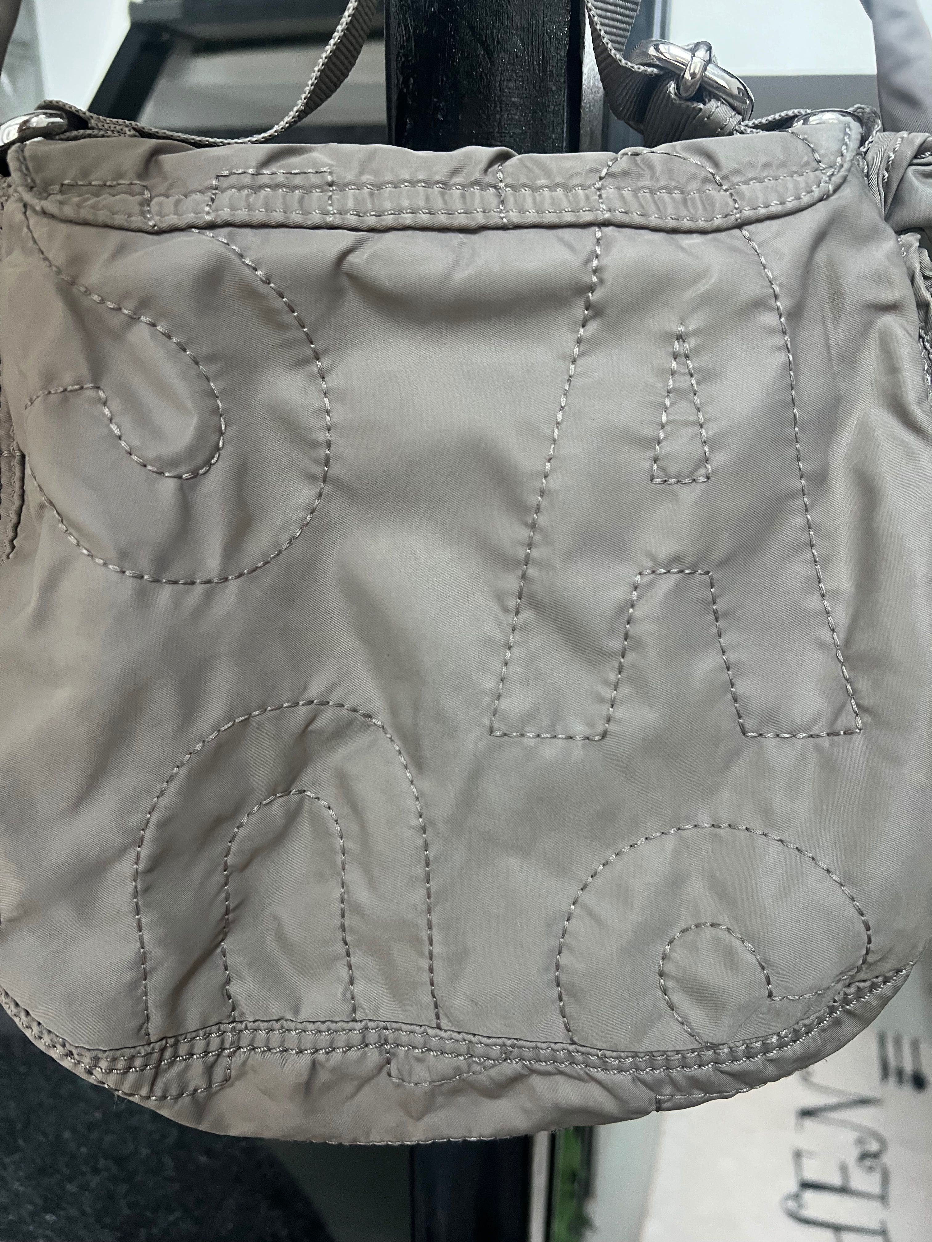 Geanta Marc Jacobs bej, nylon matlasat, incapatoare, excelenta