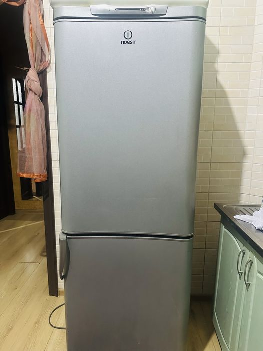 Продаю холодильник Indesit для кухни