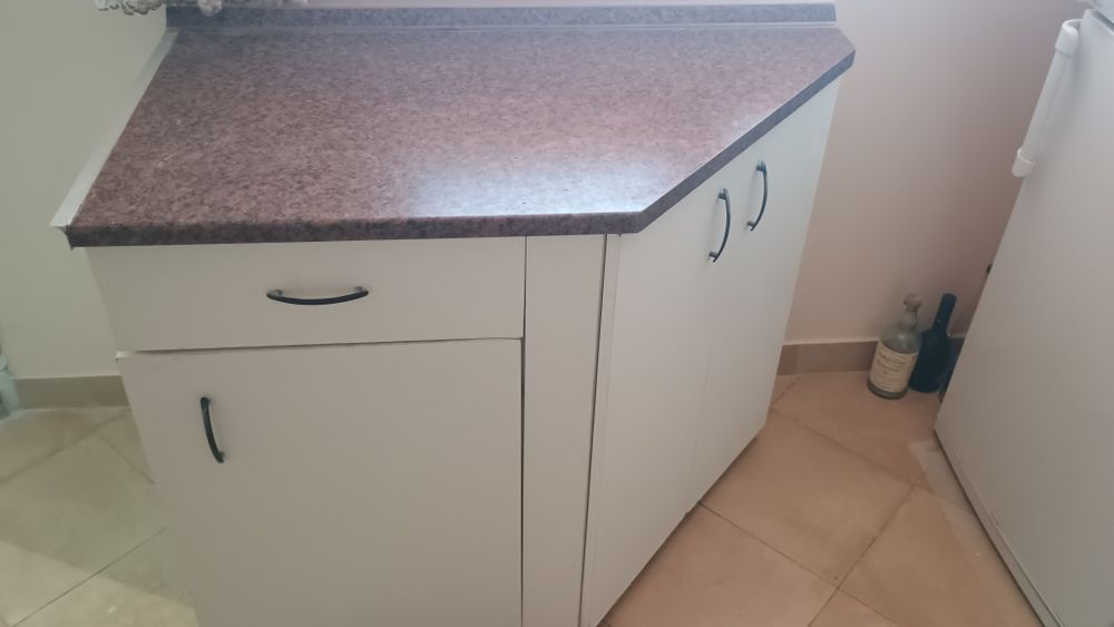 Част от кухненско обзавеждане с плот