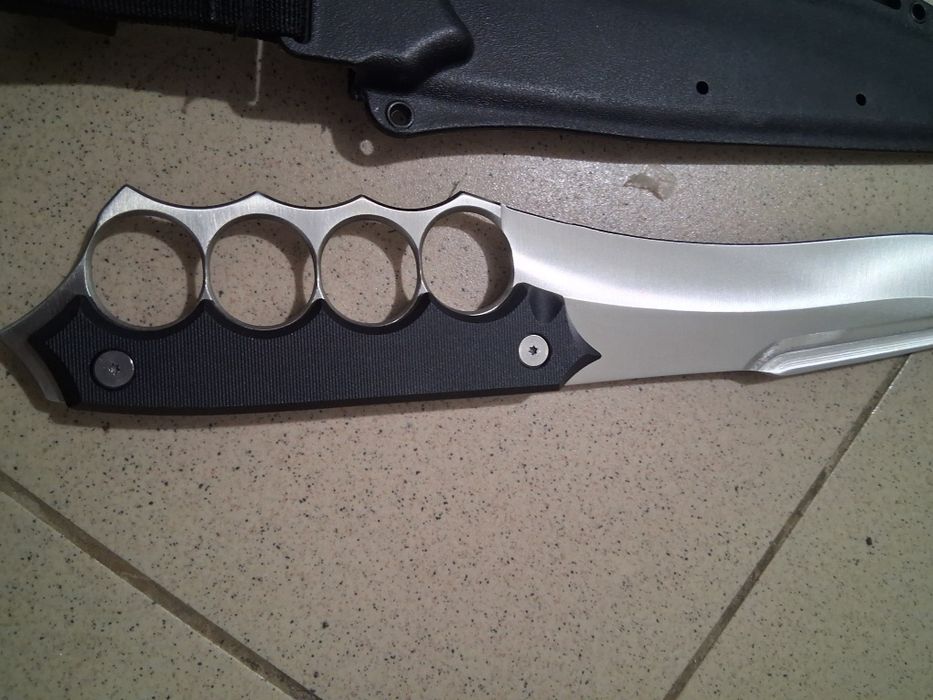 Нов нож с бокс с кания.