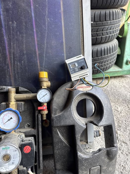 Слънчеви панели,помпена група и гъвкава тръба