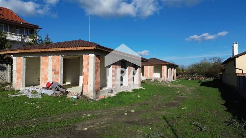 Едноетажна новострояща се къща за продажба, с двор, в с. Калиманци, на