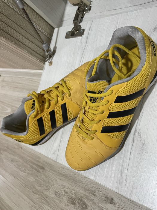 Продам футзалки 40 размер