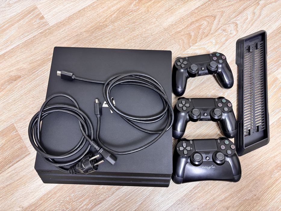 PS 4 PRO 1TB + 3 controlere + suport si incarcator + baterie