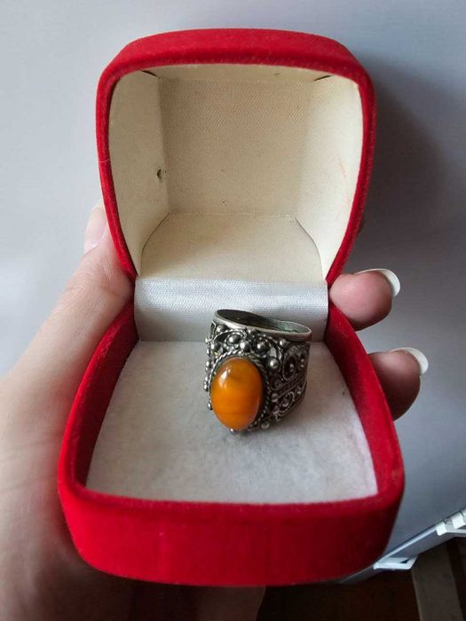 Перстень с янтарем.