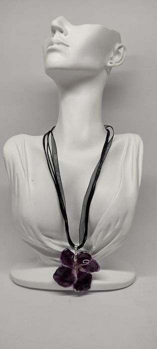 Колие с естествен цвят на Налба.  Дължината е максимално 23 см