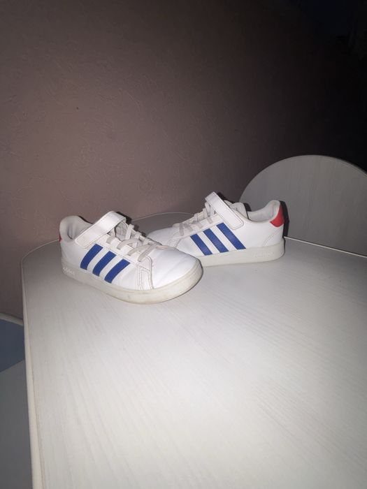 Продавам маратонки adidas черни и бели