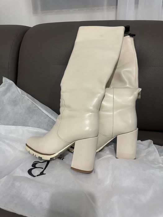 Белые кожанные длинные зимние сапоги