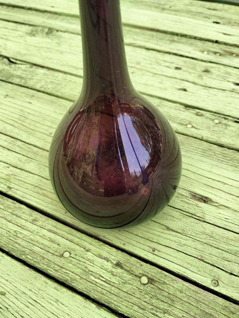 Висока ваза от лилаво стъкло