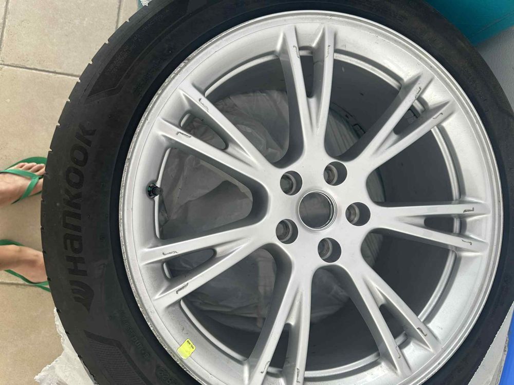 Продавам джанти с гуми за Tesla model Y