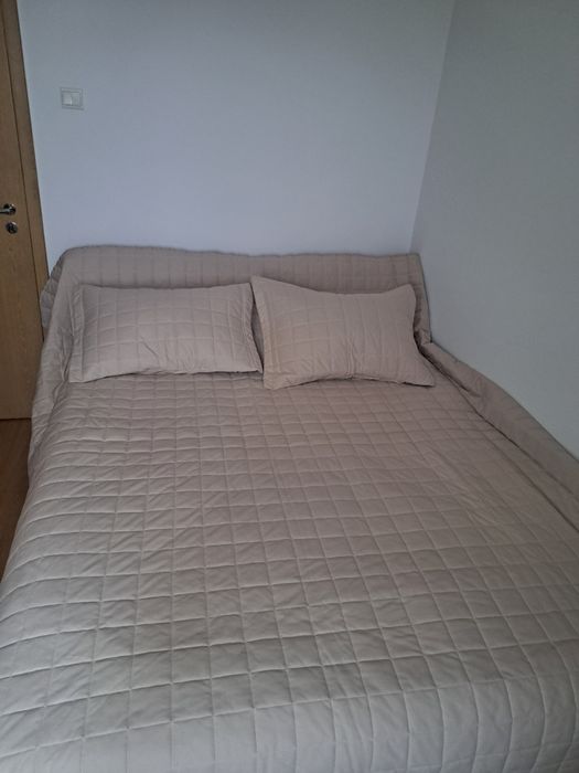 Cuvertura de pat ,noua cumpărată de la english home cu 2 fete de perna