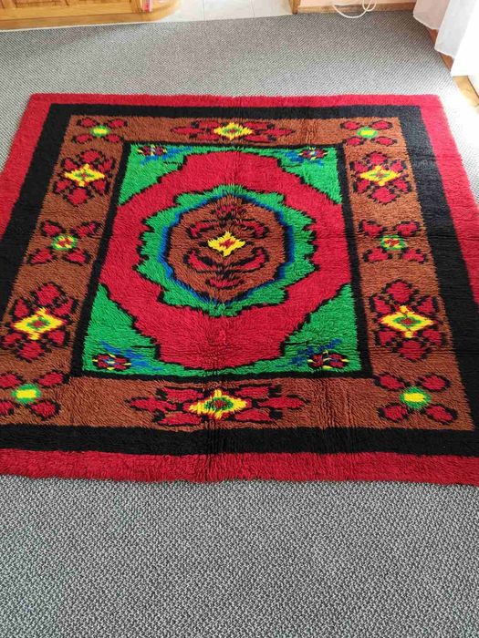 Продава се килим.