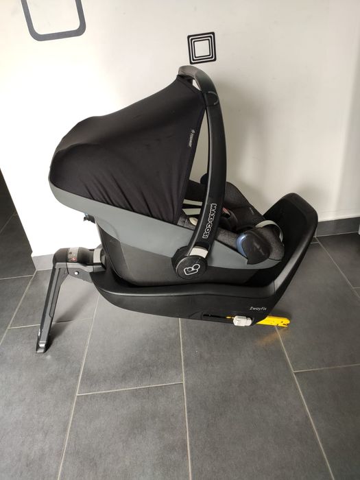 Scoica auto Maxi Cosi Pebble cu baza isofix 2Way Fix