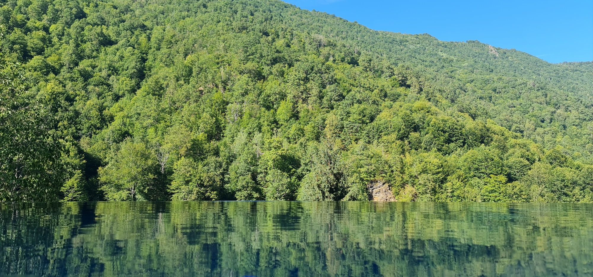 Inchiriez cabana cu piscina infinity incalzita si iarna