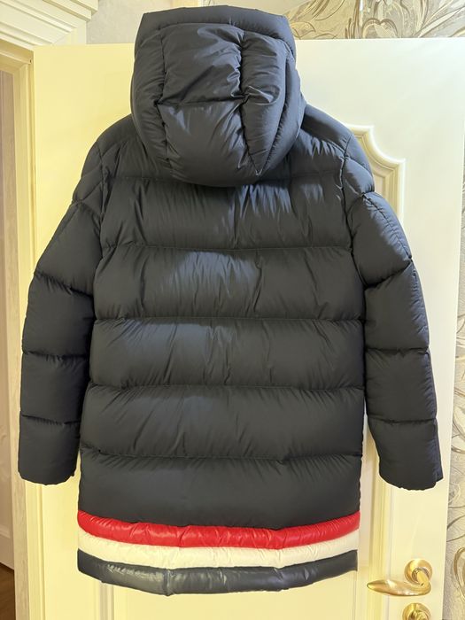 Продам пуховик Монклер оригинал, куплен в Viled