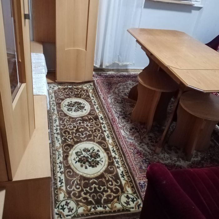 Masă de lemn cu două scaune bonus.