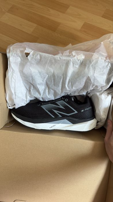 New Balance FuelCell Propel v5 in stare foarte buna